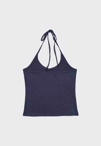 Crop top bleu marine à col halter avec fines bretelles nouées au cou, texture de tissu côtelé et ourlet droit.