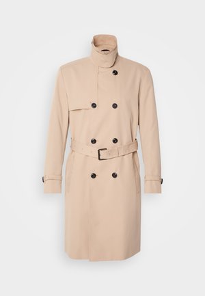 Manteau trench beige avec un col haut, une conception à double boutonnage, des boutons noirs et une taille ceinturée. Tissu lisse avec des manches longues.