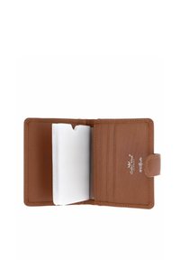 Portefeuille en cuir marron ouvert montrant des pochettes transparentes en plastique pour cartes et cinq emplacements pour cartes, avec une fermeture pression et une étiquette de protection RFID.