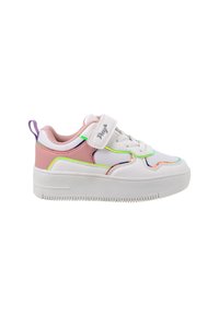 Sneaker bianco con dettagli rosa, una suola spessa bianca e rifiniture iridescenti lungo i lati. Design con strap in velcro e punta tonda.