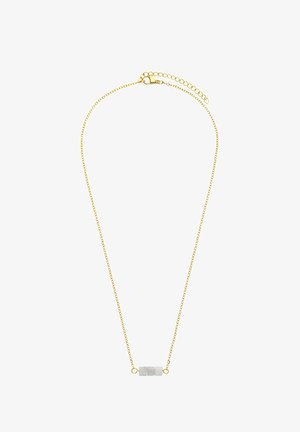 Collar de cadena de oro con tres pequeñas cuentas cúbicas blancas centradas en la cadena y un cierre de langosta con eslabones ajustables.