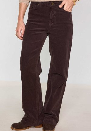 Pantaloni in corduroy marroni con una forma svasata, dotati di chiusura con bottone e tasche frontali. La texture è rigata con linee verticali.