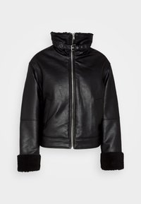 Giacca corta in pelle nera con colletto alto, zip argentata e polsini in pelliccia sintetica nera. Presenta una tasca frontale e un interno foderato.