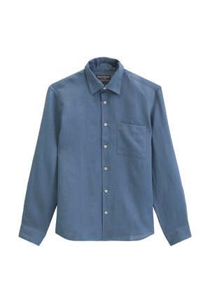 Blauw overhemd met lange mouwen, knoopsluiting, kraag en een enkel borstzakje, platliggend tegen een witte achtergrond.