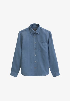 Blauw overhemd met lange mouwen, knoopsluiting, kraag en een enkel borstzakje, platliggend tegen een witte achtergrond.