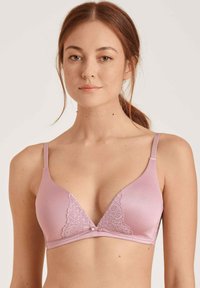 Roze driehoekige bh met kantdetails aan de voorkant, verstelbare bandjes en een fijne textuur. Vlakke haaksluiting in het midden onder de cups.