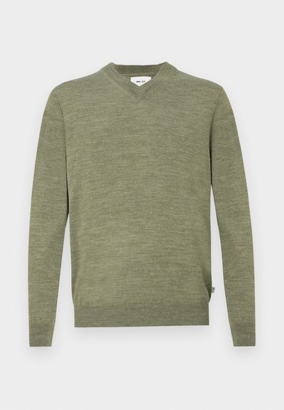 Maglione verde oliva a maniche lunghe con scollo a V, con polsini e orlo a costine, esposto piatto su uno sfondo bianco.