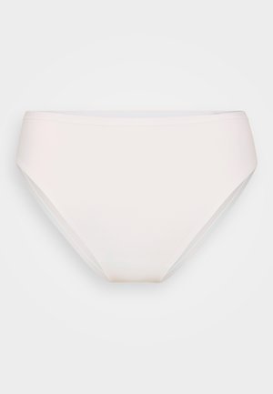 Balta bikini kelnaitė su lygiu paviršiumi, vidutinio aukščio dizainu ir be matomų dekoracijų. Klasikinis šių kelnaičių kirpimas užtikrina patogų prigludimą.