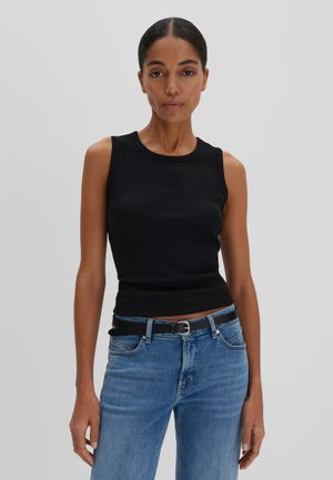 Schwarzes geripptes Tanktop mit Rundhalsausschnitt, kombiniert mit hellblauen Jeans und einem schwarzen Gürtel, ausgestattet mit einer glatten Textur und tailliertem Schnitt.