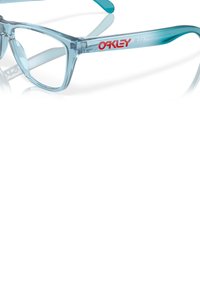 Occhiali traslucidi blu chiaro con montatura angolare, dotati di un logo "Oakley" rosso sul lato e una finitura testurizzata sulle tempie.