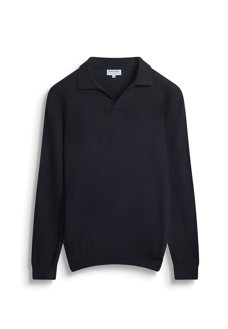 Crni pulover od mekanog materijala, s klasičnom polo kragnom i dugim rukavima sa rebrastim manžetama i rubom. Glatke teksture.