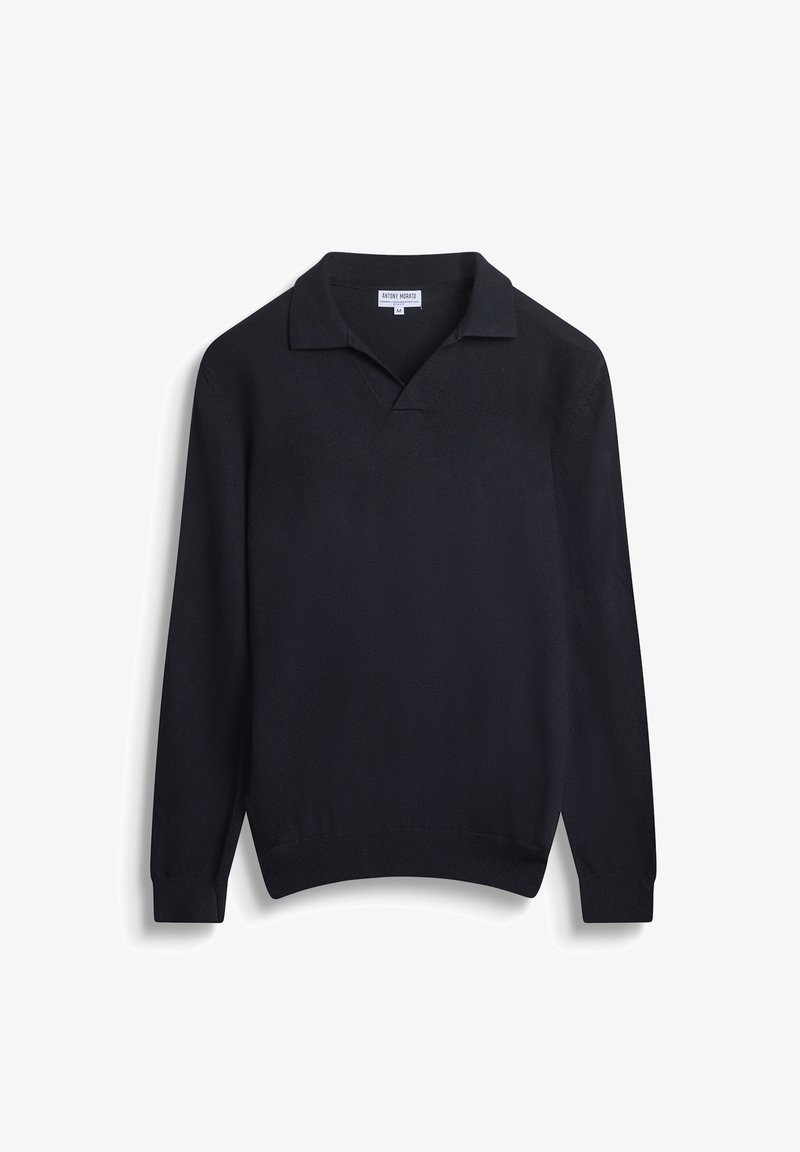 Crni pulover od mekanog materijala, s klasičnom polo kragnom i dugim rukavima sa rebrastim manžetama i rubom. Glatke teksture.