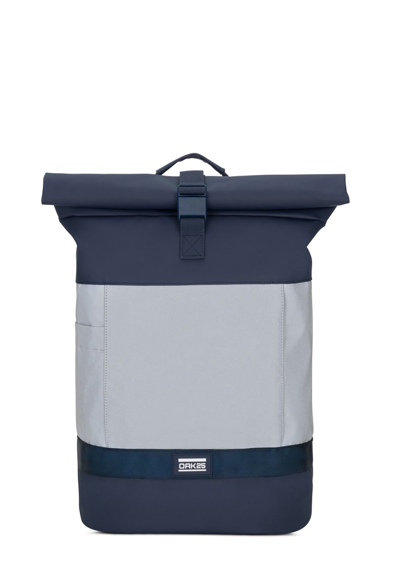 Zaino roll-top grigio e blu, realizzato in tessuto resistente. Presenta una chiusura con fibbia, una tasca esterna e una base di colore uniforme.