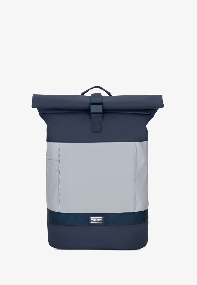 Szürke és tengeri kék roll-top hátizsák, tartós anyagból készült. Szíjzáras fedéllel, külső zsebbel és egyszínű alappal rendelkezik.