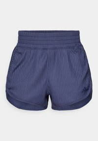 Pantalones cortos deportivos de color azul marino con textura acanalada, cinturilla elástica y bolsillos laterales. Acentos de dobladillo curvado en las aberturas de las piernas.