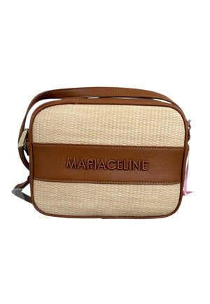 Borsa a tracolla rettangolare beige in tessuto intrecciato con rifiniture e tracolla in pelle marrone, con "MARIACELINE" ricamato sul pannello frontale.