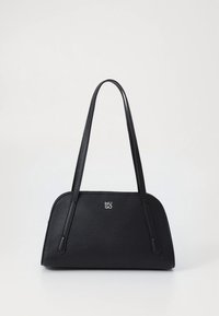 Μαύρη δερμάτινη τσάντα χειρός με καμπυλωτό σχέδιο, δύο μακριές λαβές και λεπτό λογότυπο στο μπροστινό μέρος. Λείος υφασμάτινος με ελάχιστο μεταλλικό εξοπλισμό.