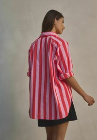 Next REGULAR FIT  - LONG SLEEVE - Bluza s gumbima - red pink stripe