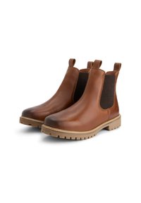Een paar bruine leren Chelsea-boots met elastische zijpanelen en beige rubberen zolen op een witte achtergrond.