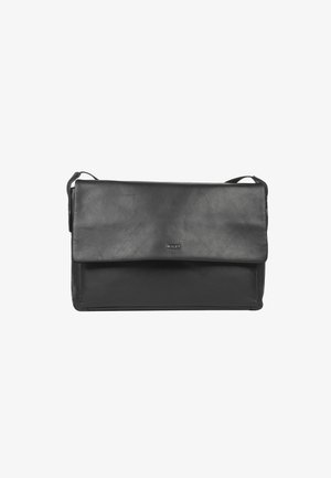 Bolso mensajero de cuero negro con cierre de solapa, textura suave y un branding sutil. Correa de hombro ajustable para un transporte conveniente.