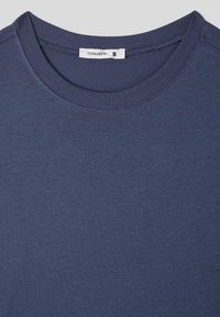 Granatowy T-shirt z krótkim rękawem wykonany z gładkiej bawełny; okrągły dekolt z rypsowym wykończeniem; metka widoczna wewnątrz kołnierza.