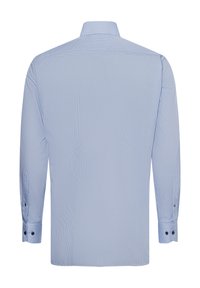 Blauw langemouwen shirt met een klein geometrisch patroon, gladde textuur en knoopdetails op de manchetten, met een klassieke kraag en rechte snit.