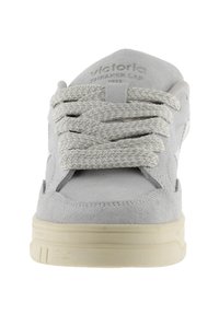 Sneaker in suede grigio chiaro con superficie texture, dotato di lacci intrecciati, linguetta imbottita e suola in gomma color crema.