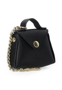 Lille sort læderhåndtaske med struktureret overflade, guldkæde-strop og trykknaplukning. Har en top-håndtag og logo på forsiden.