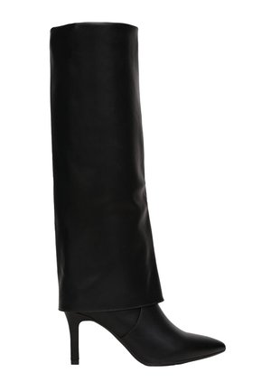 Botte noire montante en cuir lisse, avec un bout pointu, un talon aiguille et un design supérieur non structuré.