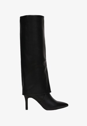 Botte noire montante en cuir lisse, avec un bout pointu, un talon aiguille et un design supérieur non structuré.
