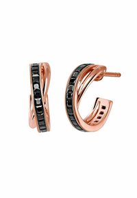 Los pendientes de aro en oro rosa presentan un diseño entrelazado con acentos de piedra negra, mostrando una superficie pulida y una forma moderna y elegante.