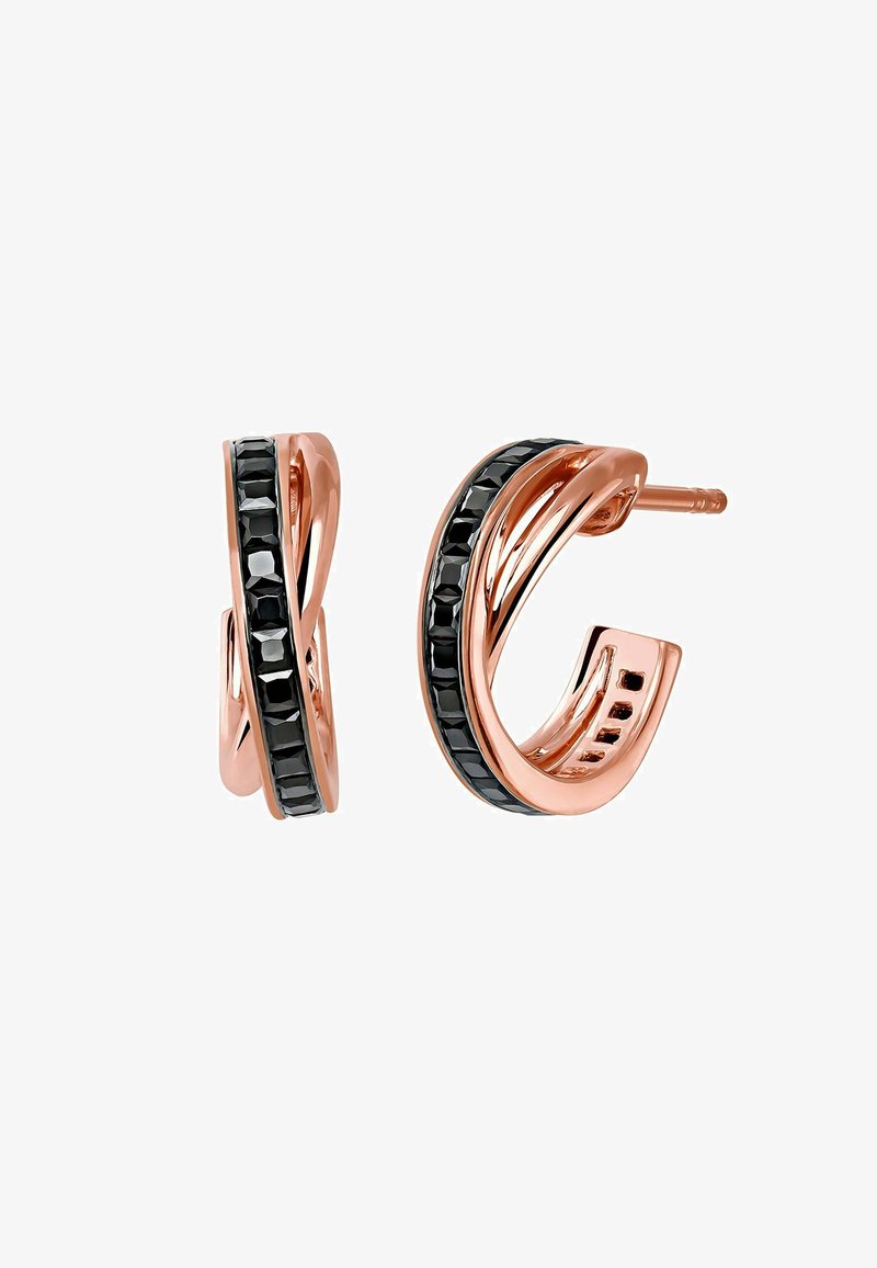 Los pendientes de aro en oro rosa presentan un diseño entrelazado con acentos de piedra negra, mostrando una superficie pulida y una forma moderna y elegante.