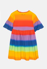 Kurzärmliges Baumwinkleid mit einem Farbverlauf-Regenbogenmuster in orange, gelb, grün und blauen Streifen; ausgestellte Rüsche an den Ärmeln.