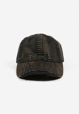 Gorra de béisbol de mezclilla negra con costuras visibles y parches desgastados en el panel frontal y la visera curvada.