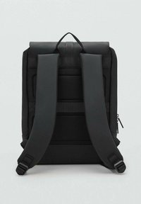 Zaino nero con spallacci in rete imbottita, design a roll-top, materiale liscio e tasca con zip sul lato per riporre oggetti.