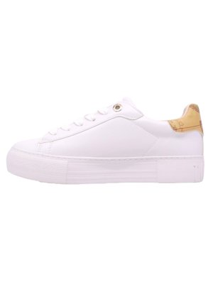 Sneaker bianca realizzata in materiale simile alla pelle, con punta arrotondata, suola spessa e un accento beige sul tallone che presenta un motivo sottile.