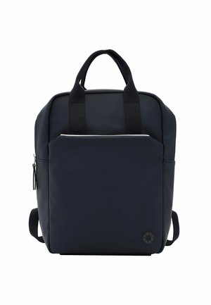 Zaino militare realizzato in tessuto resistente, dotato di spallacci imbottiti, tasca frontale con zip, forma quadrata e dettaglio del logo distintivo nella parte inferiore.