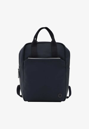 Navy Rucksack aus strapazierfähigem Material, mit gepolsterten Trägern, einer vorderen Reißverschlusstasche, quadratischer Form und einem markanten Logodetail an der Unterseite.