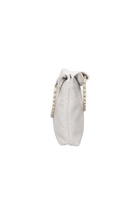 Borsa a mano in pelle bianca con una forma arrotondata e morbida. Presenta una chiusura con coulisse e una tracolla in catena dorata. Superficie testurizzata con dettaglio trapuntato.