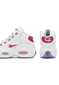 Biele vysoké tenisky so červenými akcentmi. Textúrovaný kožený zvršok, okrúhla špička a viditeľné polstrovanie na podrážke. Šnurovací dizajn a detaily loga.