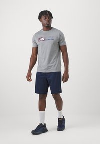 New Balance SPORT ESSENTIALS HEATHERTECH GRAPHIC  - T-shirts med print - slate grey