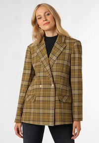 Blazer croisé à motif carreaux marron et or, présentant une coupe ajustée, des revers notched et deux poches avant avec rabat.