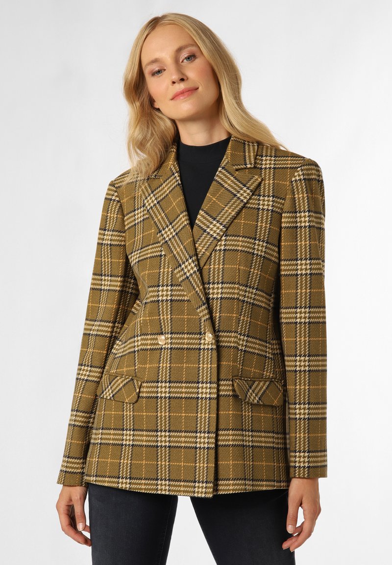 Blazer croisé à motif carreaux marron et or, présentant une coupe ajustée, des revers notched et deux poches avant avec rabat.