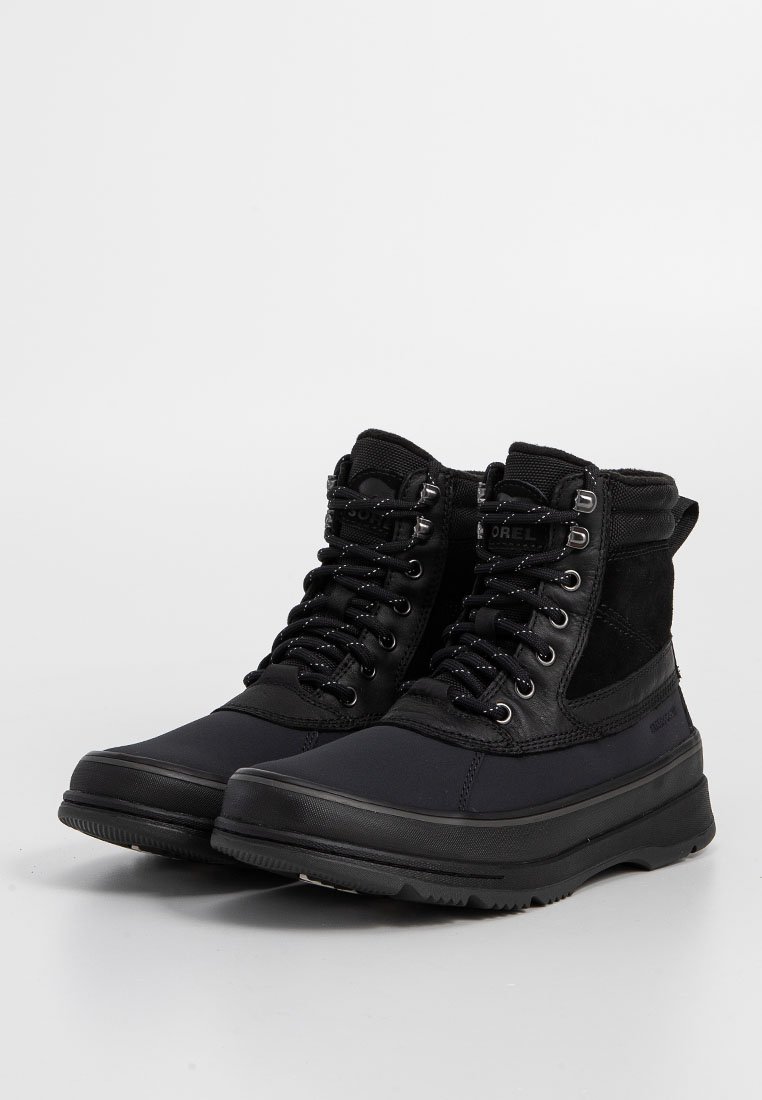 Schwarze Stiefeletten aus strukturiertem Leder und Stoff, ausgestattet mit einem gepolsterten Schaft, metallischen Ösen und einer Gummisohle mit Profilmuster.