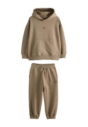 Beige hættetrøje med forlommer og matchende joggerbukser med elastiske manchetter og diskret logo-broderi.