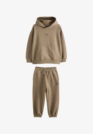 Beiger Kapuzenpullover mit Fronttasche und passenden Jogginghosen mit Kordelzug, elastischen Bündchen und dezentem Logo-Stick.