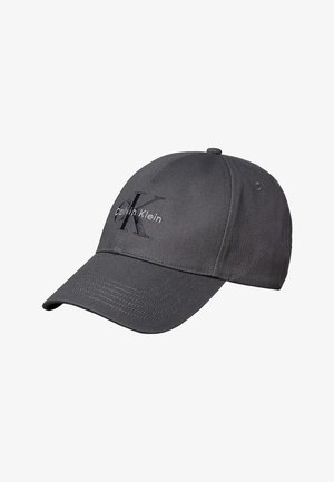 Temno siva baseball kapa Calvin Klein s ukrivljenim robom in vezenim črno-belim logotipom na sprednji plošči.