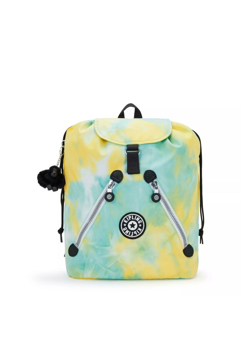 Sac à dos avec un motif tie-dye dans des teintes jaune et bleu-vert ; présente des fermetures éclair, un logo circulaire et un charm pompon noir.