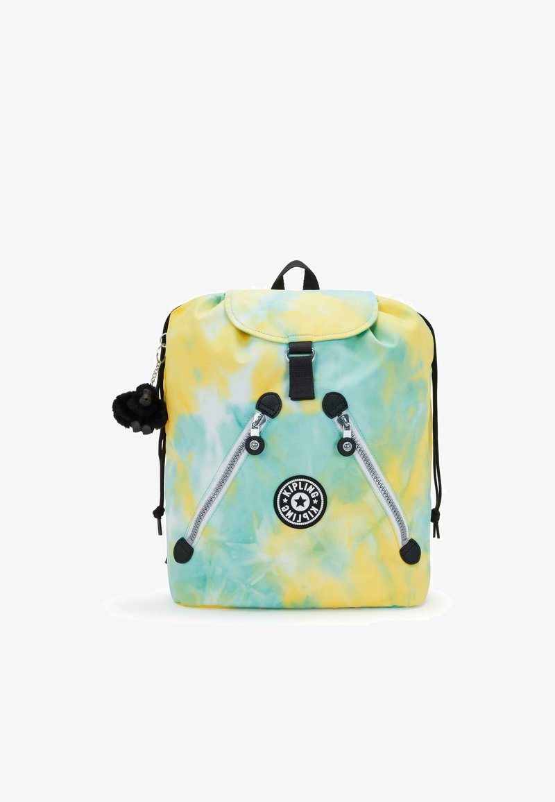 Zaino con un motivo tie-dye in tonalità gialle e blu-verdi; presenta cerniere, un logo circolare e un charm a pom-pom nero.