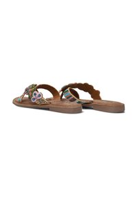 Bruine leren sandalen met meerkleurige kralen bloemenversieringen, open teen ontwerp en gegolfde randen. Platte zool met patroon details.